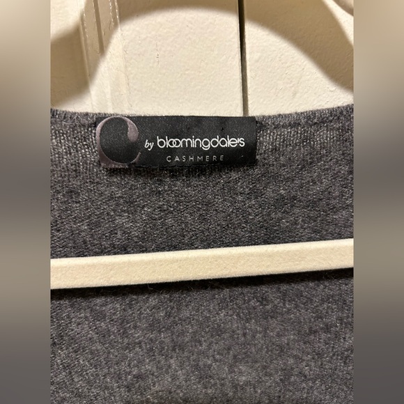 Bloomingdale’s Cashmere 100% V-Neck Asymmetrical Sweater Gray , size Large - Picture 4 of 4